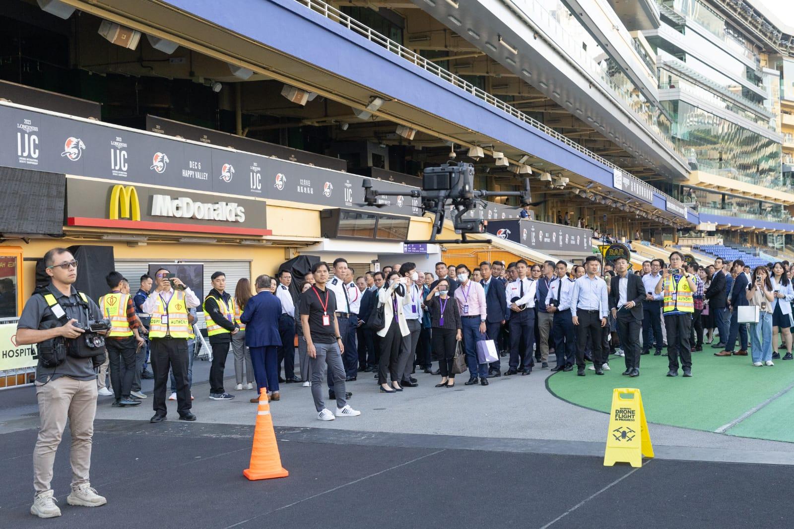 跨部門重大事故聯合演習模擬在跑馬地馬場公眾投注大堂發生大火引致多人受傷,人員展開救援行動,疏散在場人士及為傷者急救等。(蘇文傑攝)