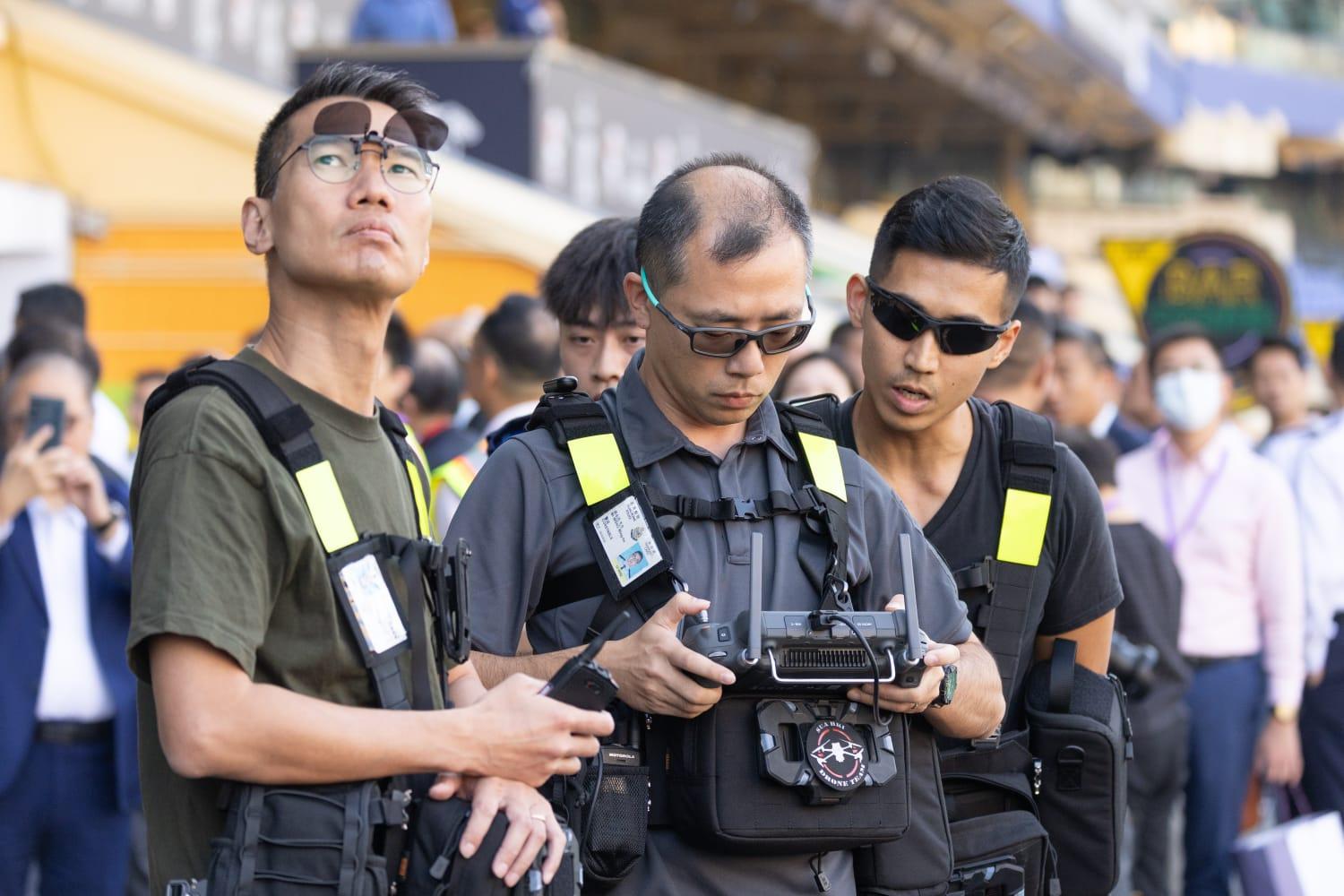 警方在演習中使用無人機,協助提供即時資訊予指揮站,確保有效疏散人群到空曠地方,同時有助尋找失蹤者,提升救援統籌效率。(蘇文傑攝)