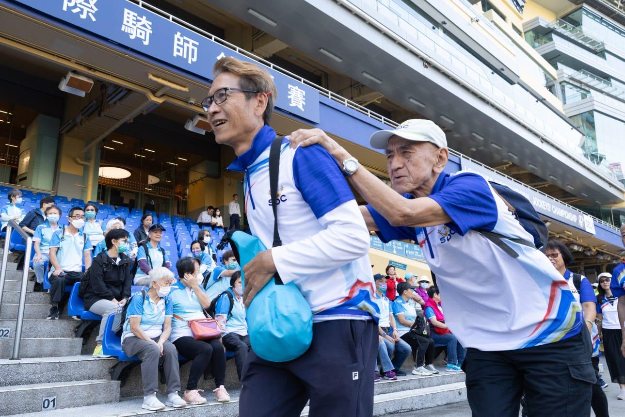 跨部門重大事故聯合演習模擬在跑馬地馬場公眾投注大堂發生大火引致多人受傷,人員展開救援行動,疏散在場人士及為傷者急救等。(蘇文傑攝)