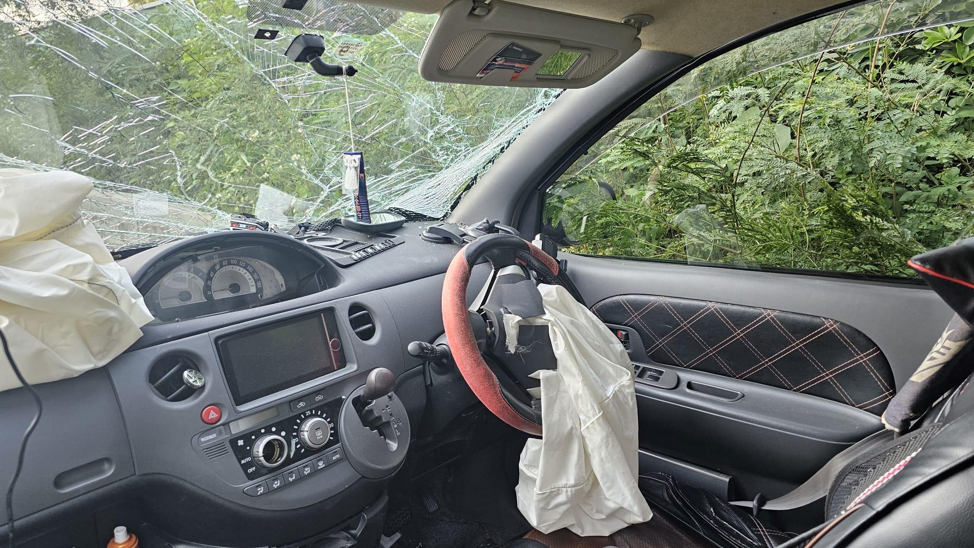 吐露港有私家車失控自炒,5人受傷。