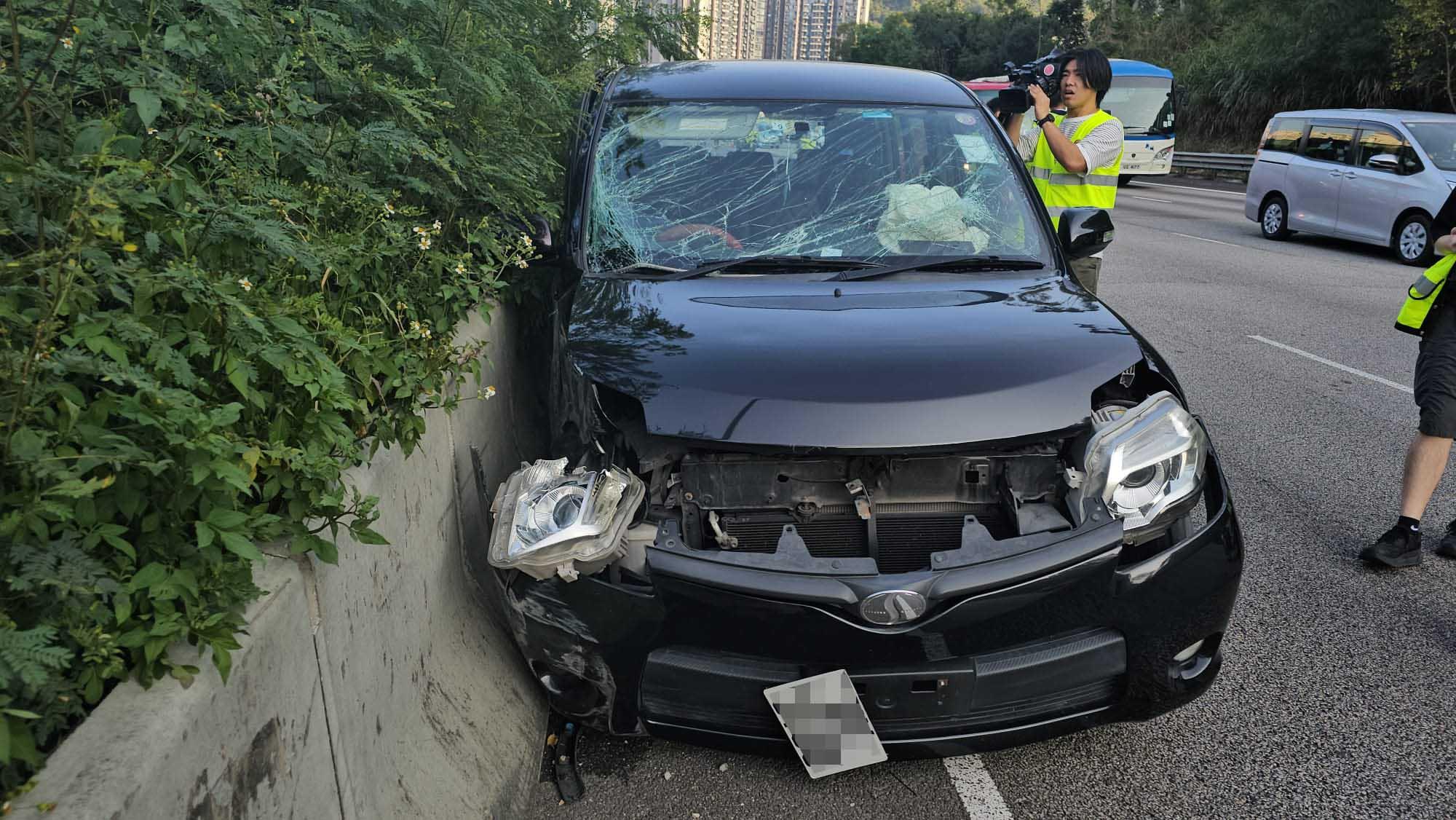 吐露港有私家車失控自炒,5人受傷。