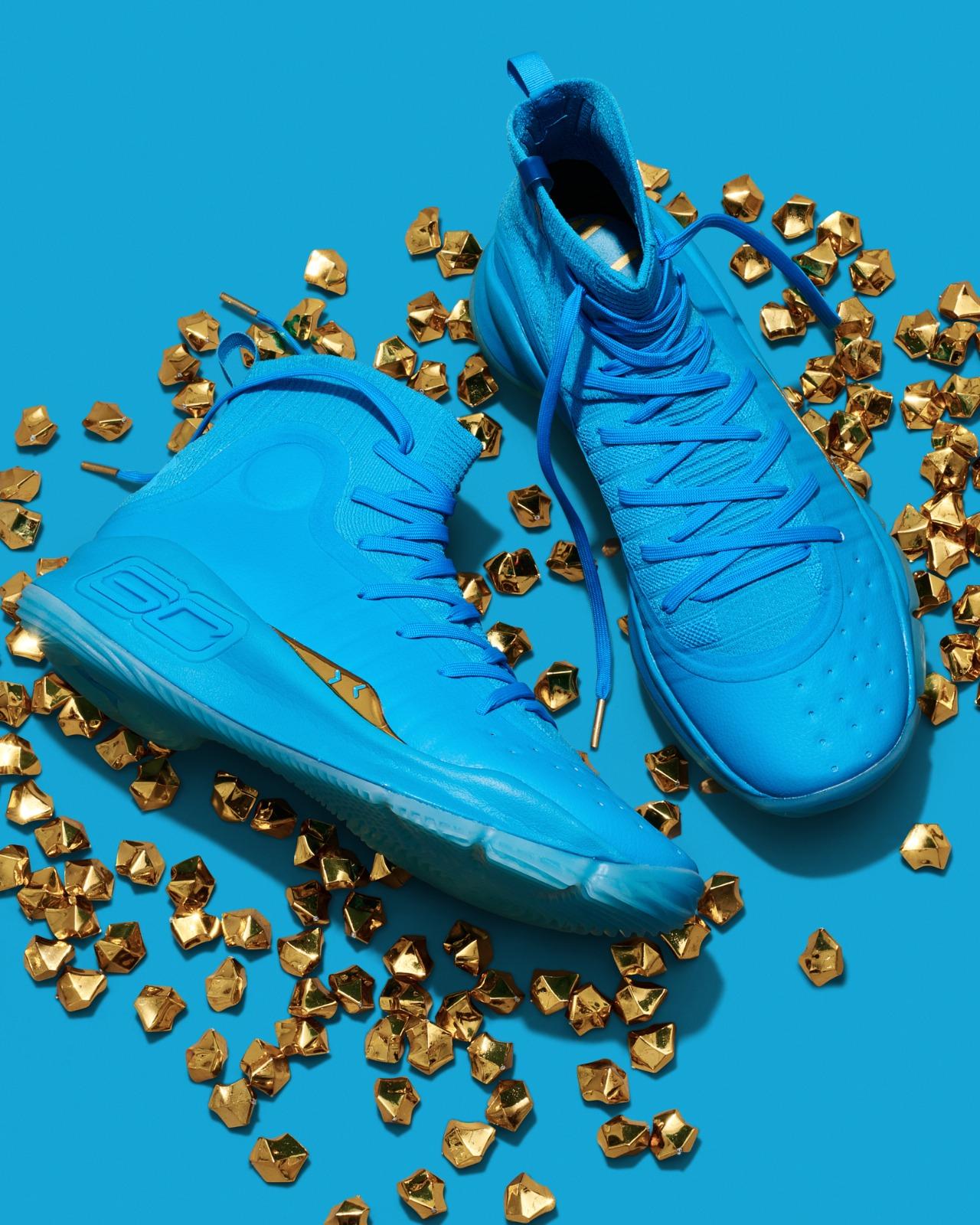 籃球鞋|Under Armour Curry 4 Retro 「Flooded」中底則以專利發泡材質與 Speed Plate 結合