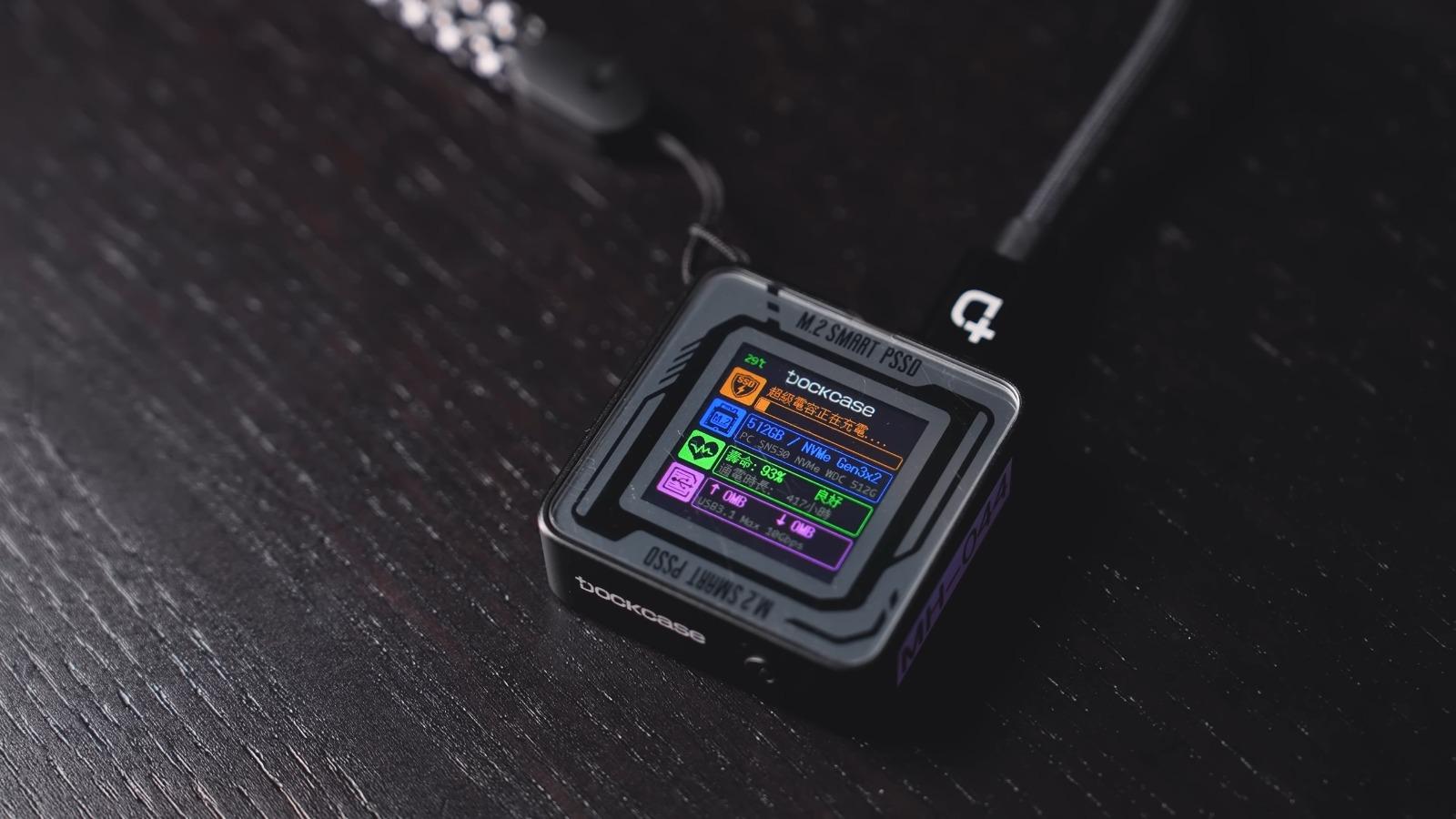 SSD外置盒 Dockcase 有一個小屏幕 顯示內置SSD的資訊