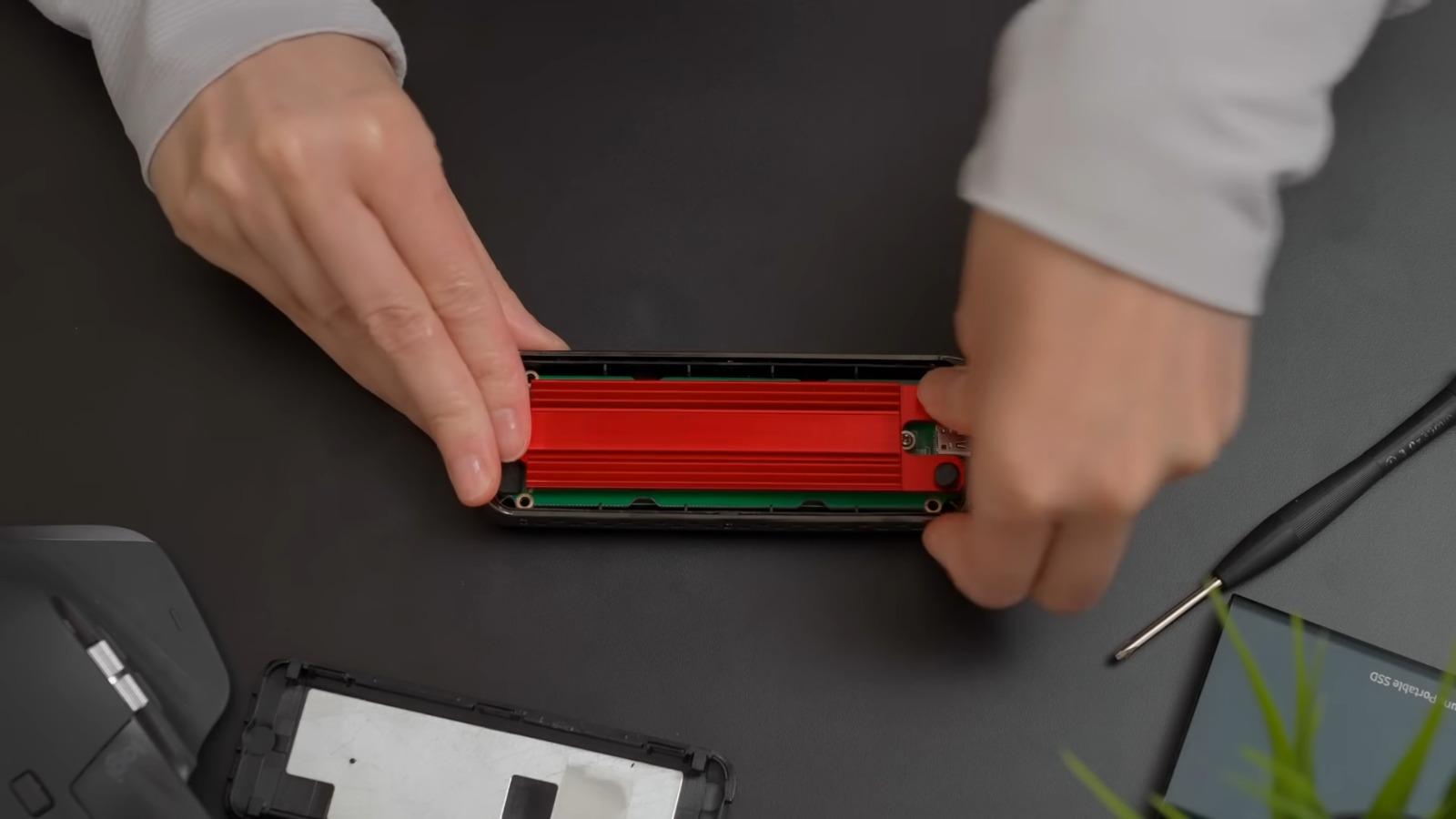 SSD外置盒安裝教學,上緊螺絲