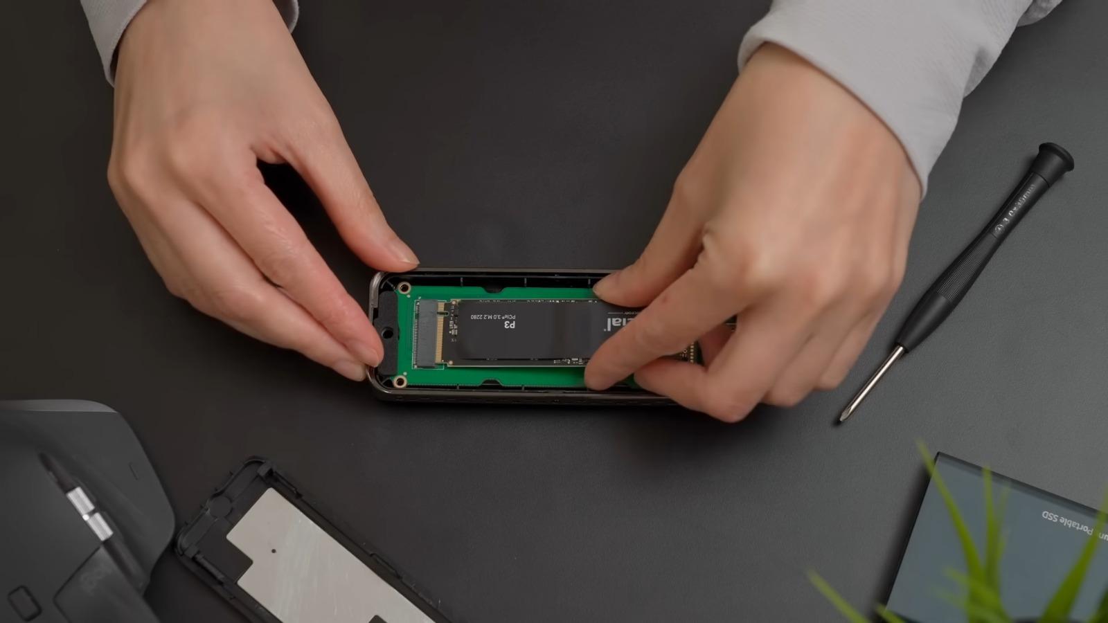 SSD外置盒安裝教學,把SSD插入卡槽內