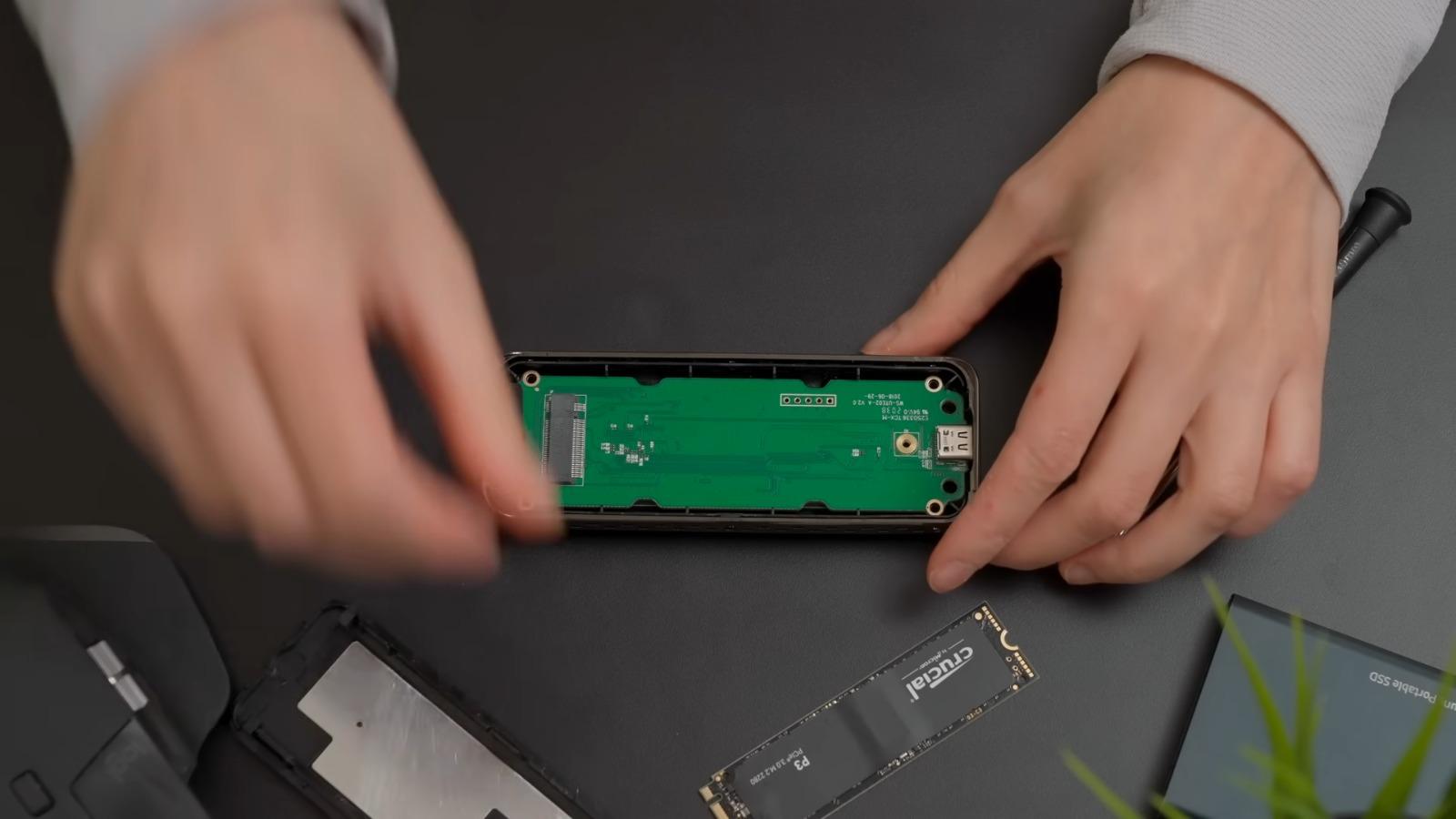 SSD外置盒安裝教學,把蓋打開