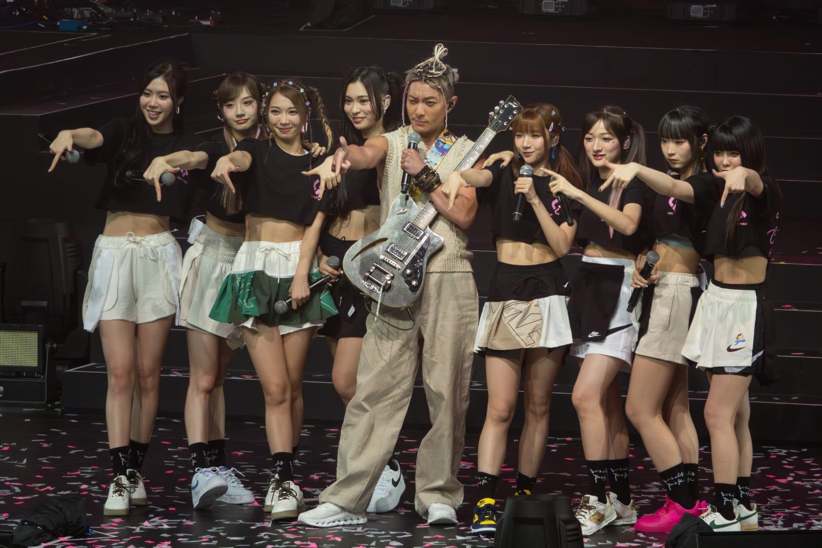 周國賢合照時攬著結他好避忌,Lolly Talk表示,「大家嚇親佢!佢係我哋Auntie。」