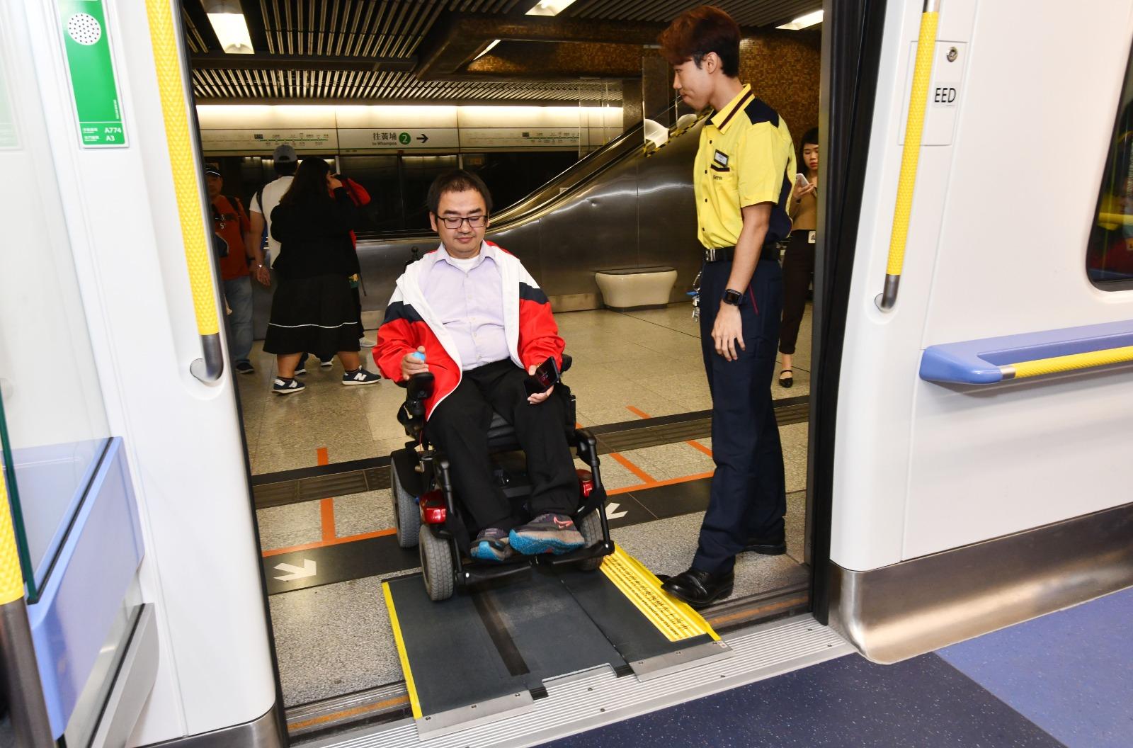 港鐵邀千人試用「輪椅活動摺板預約」功能 再多6車站裝電動輪椅專用充電插座