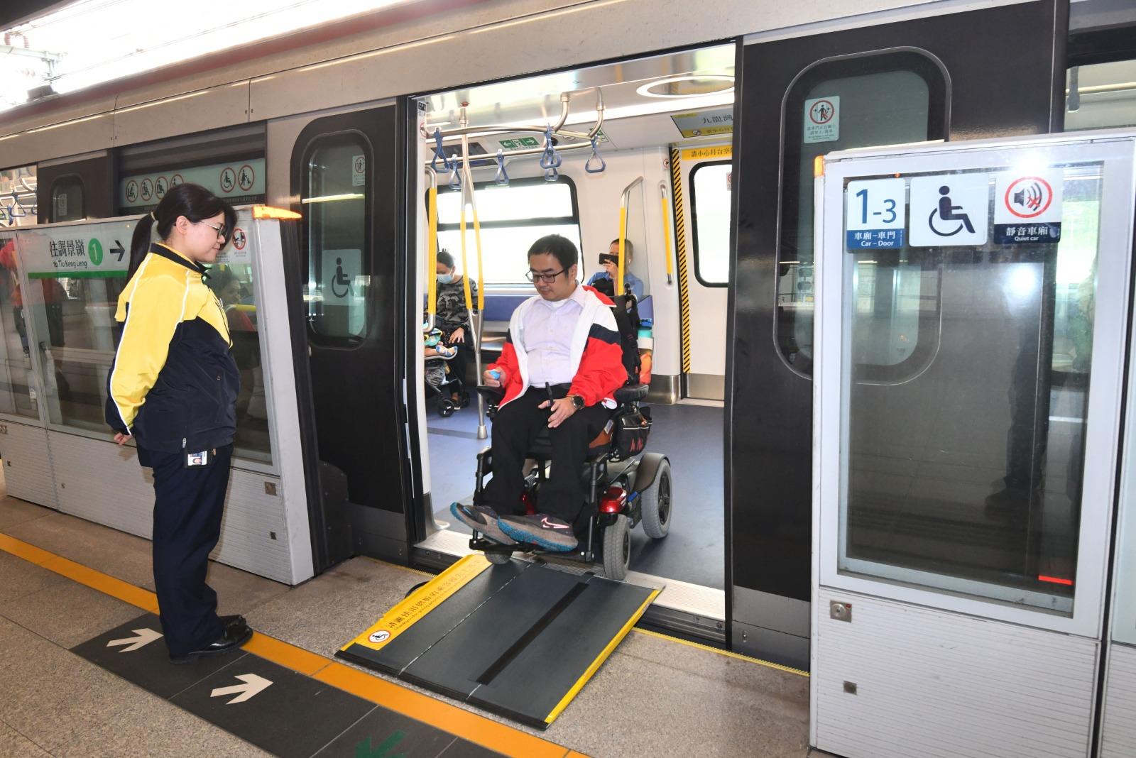 港鐵邀千人試用「輪椅活動摺板預約」功能 再多6車站裝電動輪椅專用充電插座