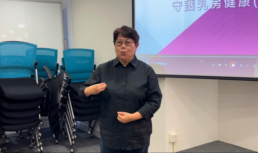 家計會職員兼手語翻譯義工馮佩琪說,製作手語版宣傳片充滿挑戰,圖中她正在示範如何以手語表示「乳房」。(葉婧雯攝)