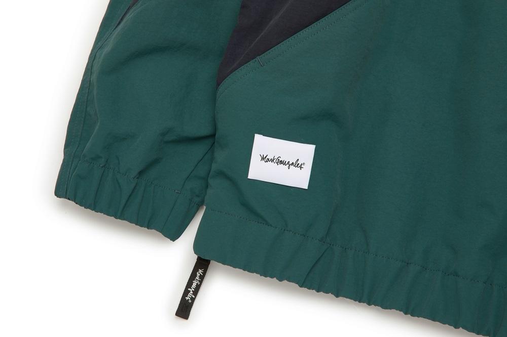 Sport Jacket HK$1,080|套頭式運動外套,糅合時下流行的寬鬆版型;搭配袋鼠口袋細節,設計簡潔同時不失實用機能。胸前一記MARK GONZALES小標籤,襯托兩脇以及手袖上的幾何裝飾,高度還原八、九十年代的RETRO的氛圍。