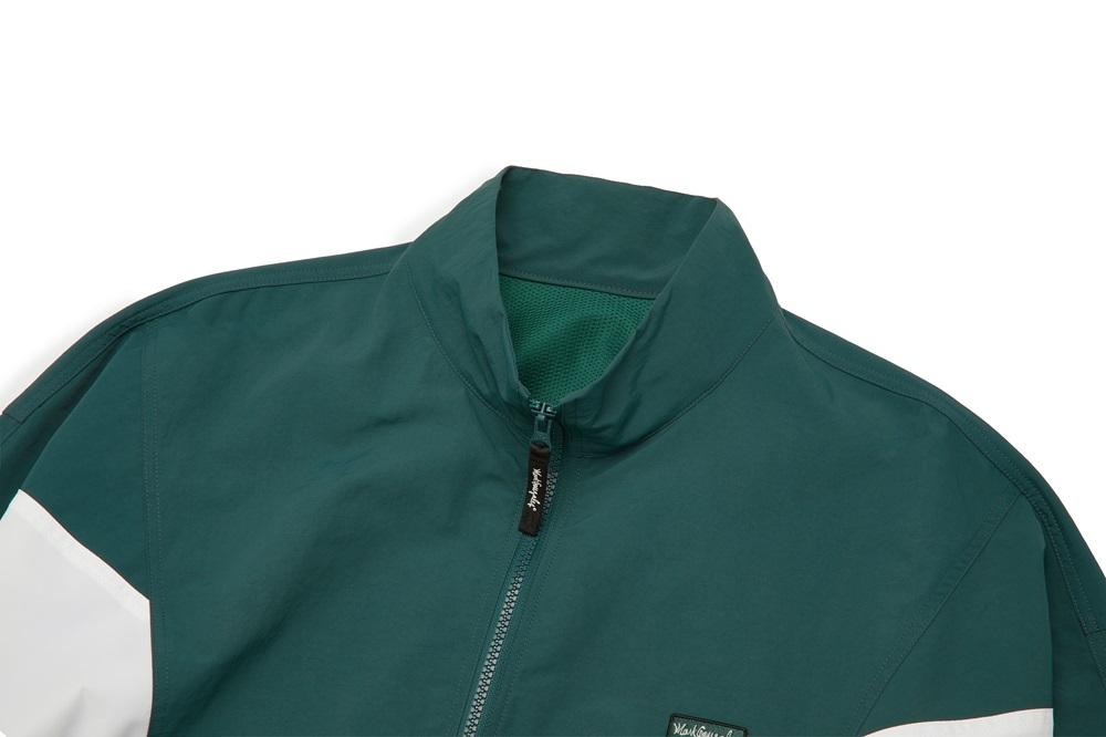 Sport Jacket HK$1,080|套頭式運動外套,糅合時下流行的寬鬆版型;搭配袋鼠口袋細節,設計簡潔同時不失實用機能。胸前一記MARK GONZALES小標籤,襯托兩脇以及手袖上的幾何裝飾,高度還原八、九十年代的RETRO的氛圍。