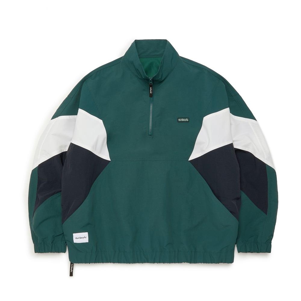 Sport Jacket HK$1,080|套頭式運動外套,糅合時下流行的寬鬆版型;搭配袋鼠口袋細節,設計簡潔同時不失實用機能。胸前一記MARK GONZALES小標籤,襯托兩脇以及手袖上的幾何裝飾,高度還原八、九十年代的RETRO的氛圍。