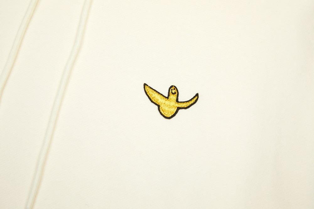 Signature Sweatshirt – Woman HK$610|Mark Gonzales擅長以一種充滿童趣的筆觸創作塗鴉圖案。衛衣設計以韓系時尚人氣的粉紅色調,配搭趣怪的熊仔印花,加上短身的裁剪,方便營造穿搭層次;配襯時下流行的高腰褲款亦能夠修飾身形比例。