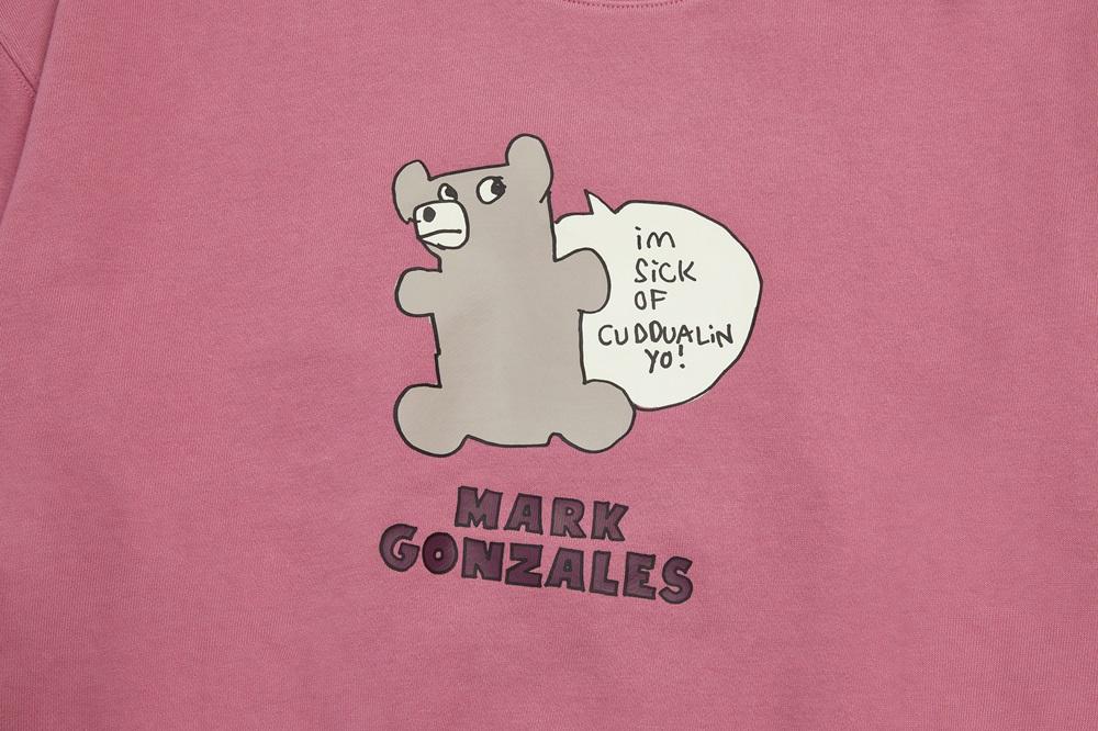 Signature Sweatshirt – Woman HK$610|Mark Gonzales擅長以一種充滿童趣的筆觸創作塗鴉圖案。衛衣設計以韓系時尚人氣的粉紅色調,配搭趣怪的熊仔印花,加上短身的裁剪,方便營造穿搭層次;配襯時下流行的高腰褲款亦能夠修飾身形比例。