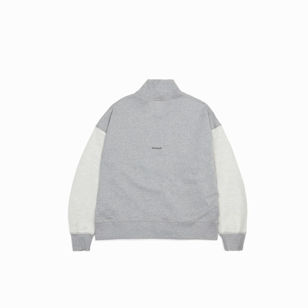 Sweatshirt - Women - HK$850|以時下人氣的古著再造為創作靈感,小立領的女裝衛衣利用三本縫針的懷舊細節,以拼貼形式突顯設計的層次質感;配搭左右不對稱的裁剪,貫徹MARK GONZALES不落俗套的設計風格。