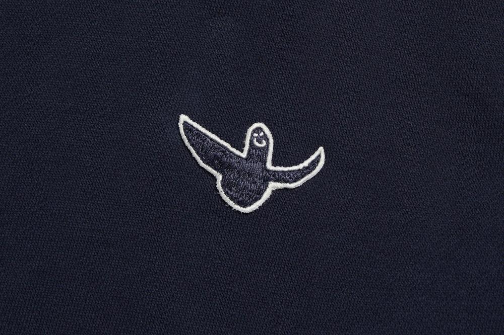 Signature Sweatshirt – Woman HK$610|Mark Gonzales擅長以一種充滿童趣的筆觸創作塗鴉圖案。衛衣設計以韓系時尚人氣的粉紅色調,配搭趣怪的熊仔印花,加上短身的裁剪,方便營造穿搭層次;配襯時下流行的高腰褲款亦能夠修飾身形比例。