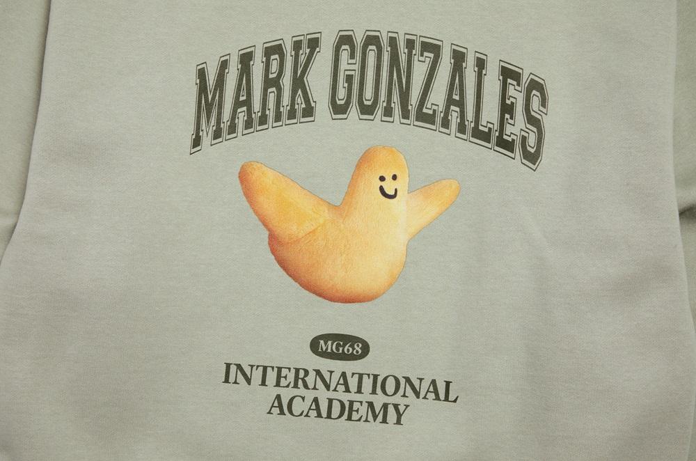Angel Doll Graphic Sweatshirt HK$690|以六、七十年代美國學院風的運動衛衣為創作靈感,胸前綴以Mark Gonzales最Signature的ANGEL公仔印花圖案,配合「MARK GONZALES INTERNATIONAL ACADEMY」的字樣,突顯一份復古的玩味。