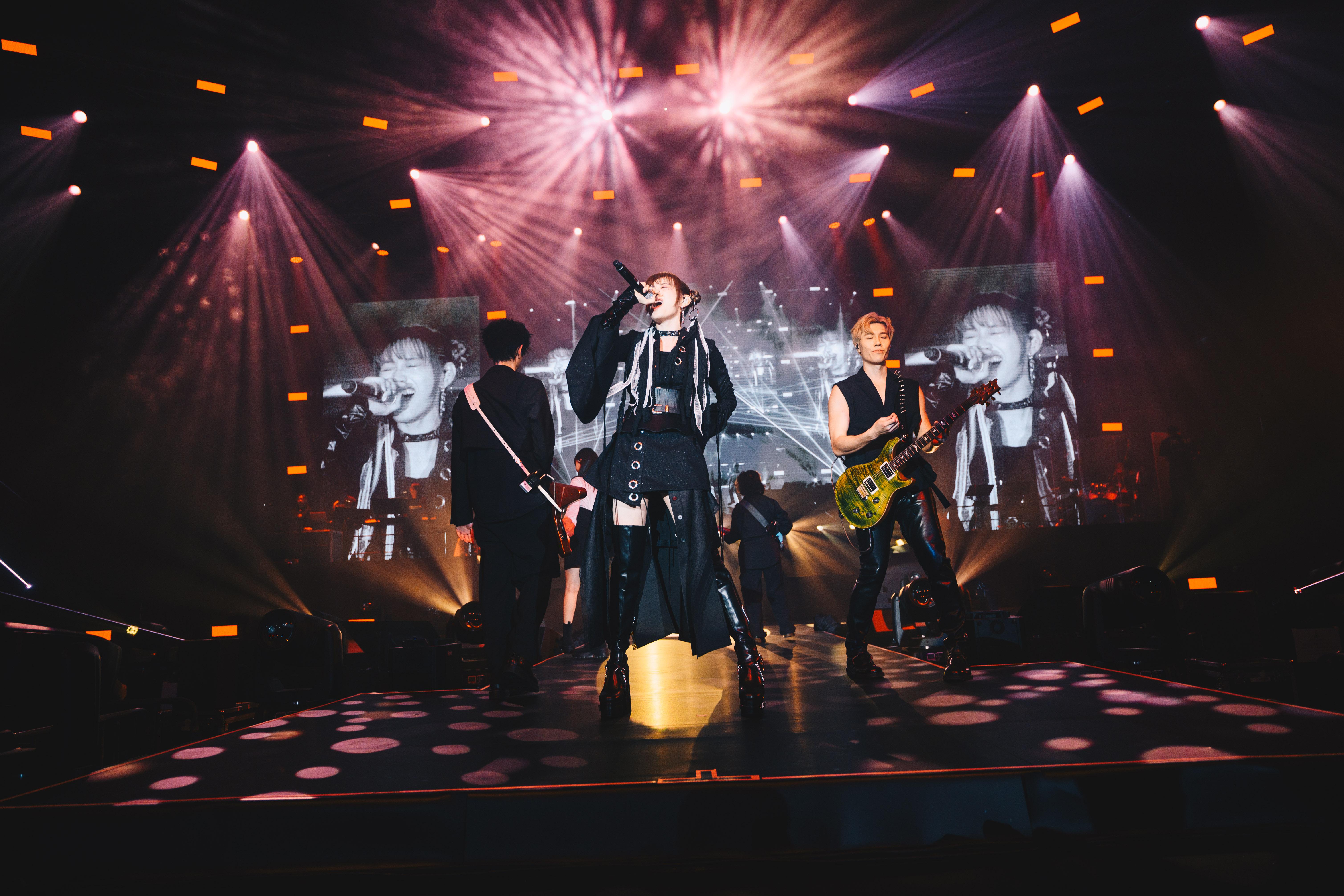 Sinnie則單拖以日文驚喜獻唱《紅蓮華》。