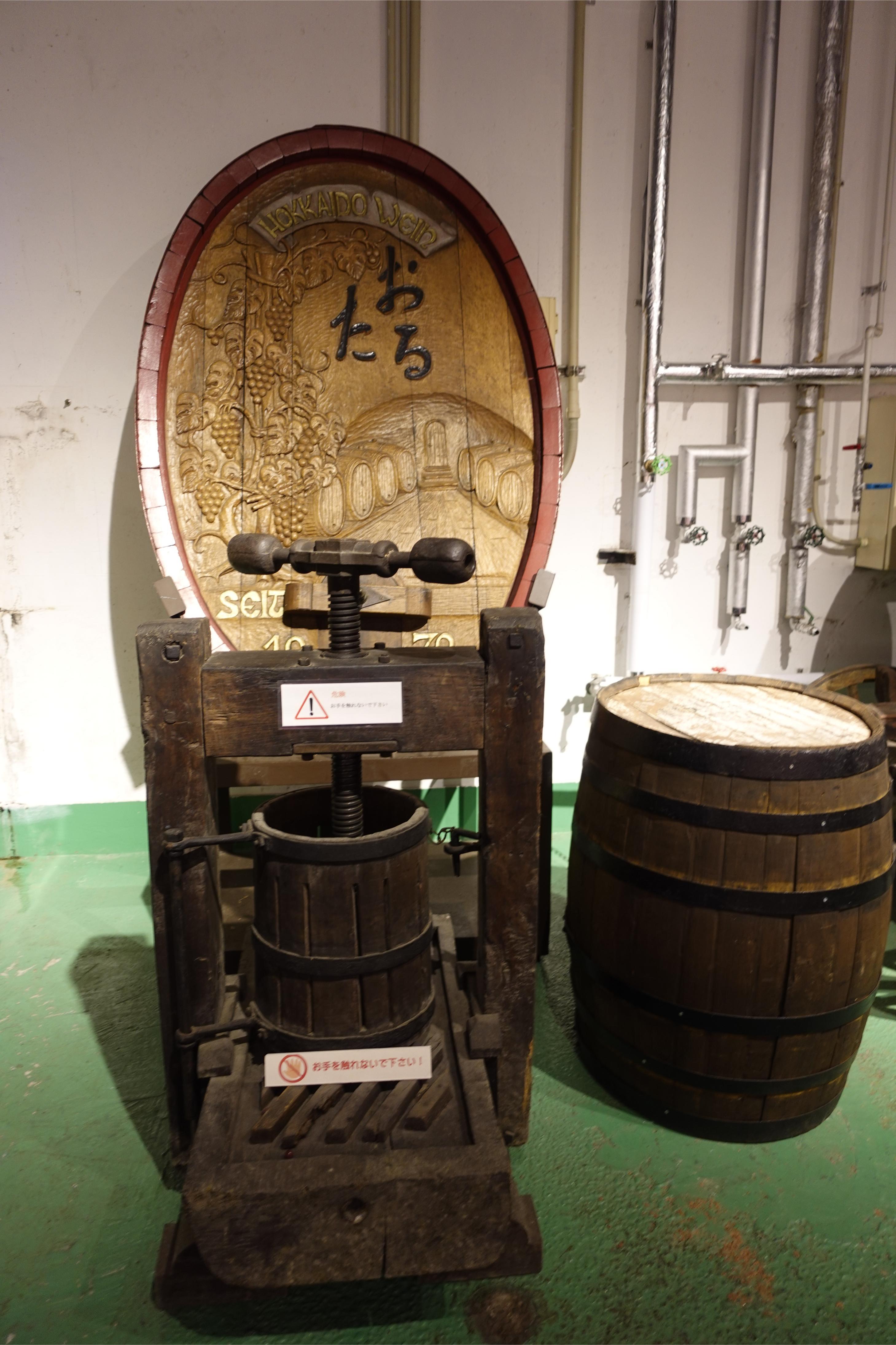 由工作人員帶大家參觀酒廠內部設施