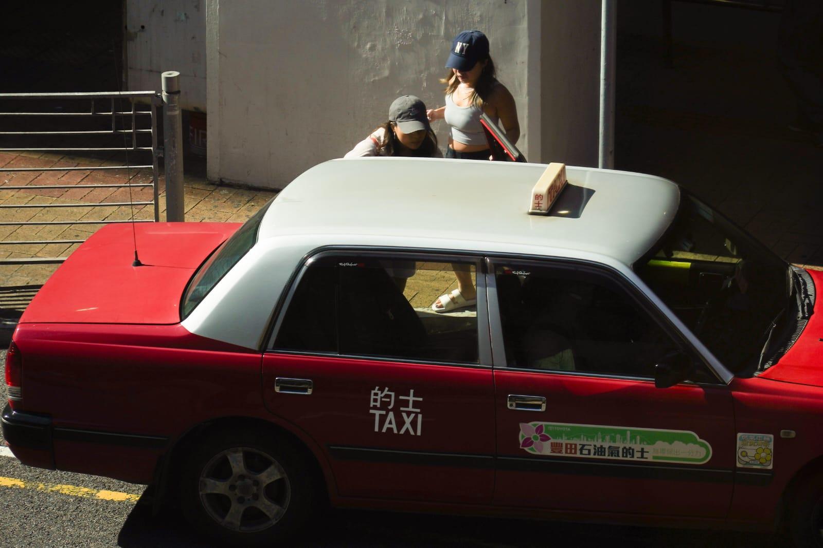 的士業界不滿政府未有取締白牌車,決定明日發動罷工。(李睿哲攝)