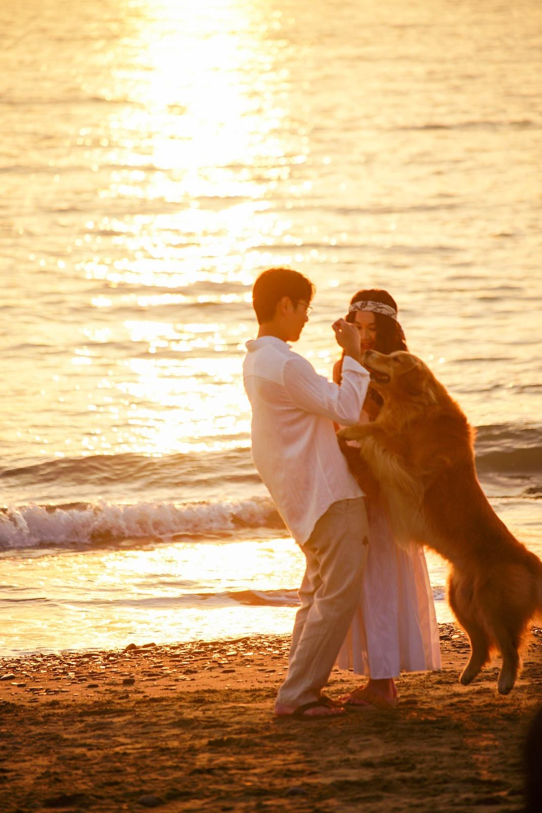 溫碧霞與禾浩辰在海邊睇日落,更上演抱抱浪漫場面。