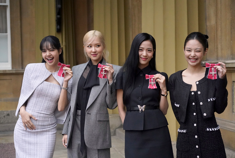 南韓女子組合BLACKPINK四位成員,她們獲得英王查理斯三世頒授員佐勳章,表揚她們在倡議重視氣候議題方面的工作。(美聯社)