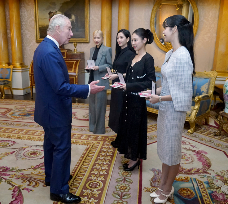 南韓女子組合BLACKPINK四位成員,她們獲得英王查理斯三世頒授員佐勳章,表揚她們在倡議重視氣候議題方面的工作。(美聯社)