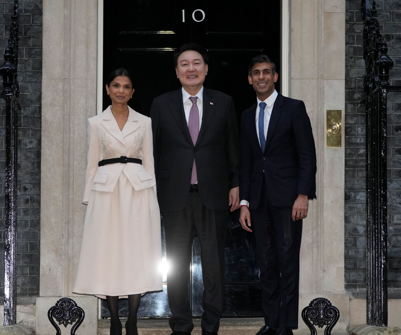 正在英國國事訪問的南韓總統尹錫悅與英國首相辛偉誠會晤,並簽署《唐寧街協議》,將雙邊關係提升為「全球戰略夥伴關係」。(美聯社)