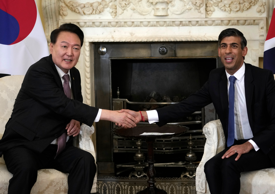 正在英國國事訪問的南韓總統尹錫悅與英國首相辛偉誠會晤,並簽署《唐寧街協議》,將雙邊關係提升為「全球戰略夥伴關係」。(美聯社)