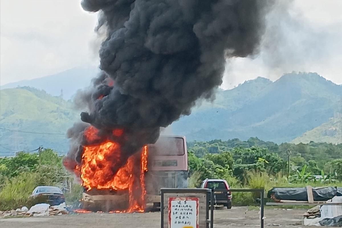 元朗白沙村有退役巴士懷疑遭縱火。(網民Chit Ho Chan@FB群組「是日快快-巴士即日相」)