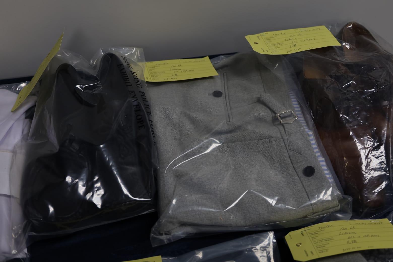 警方檢獲多套中學校服。(鍾式明攝)