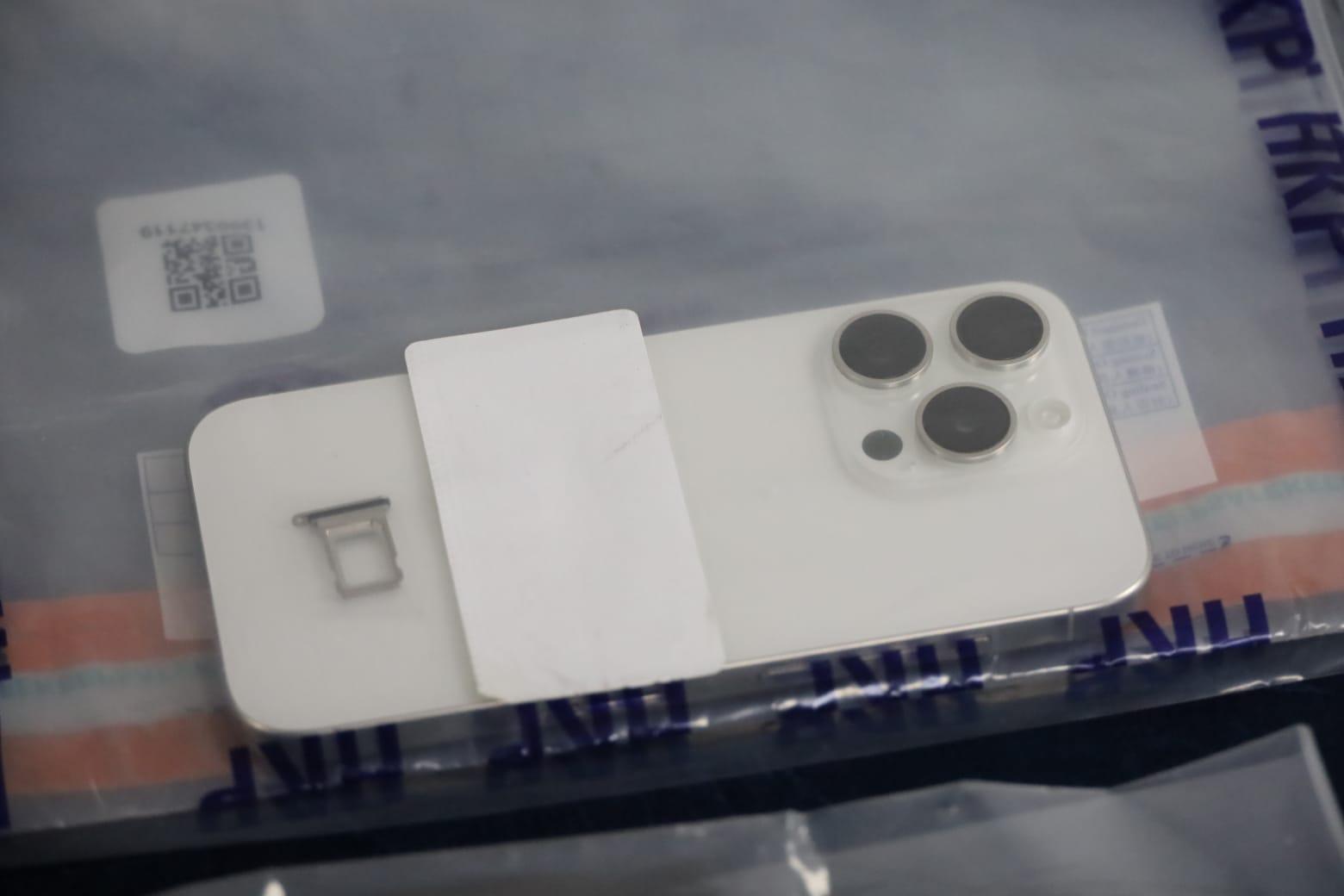 警方檢獲疑犯的不同物品。(鍾式明攝)