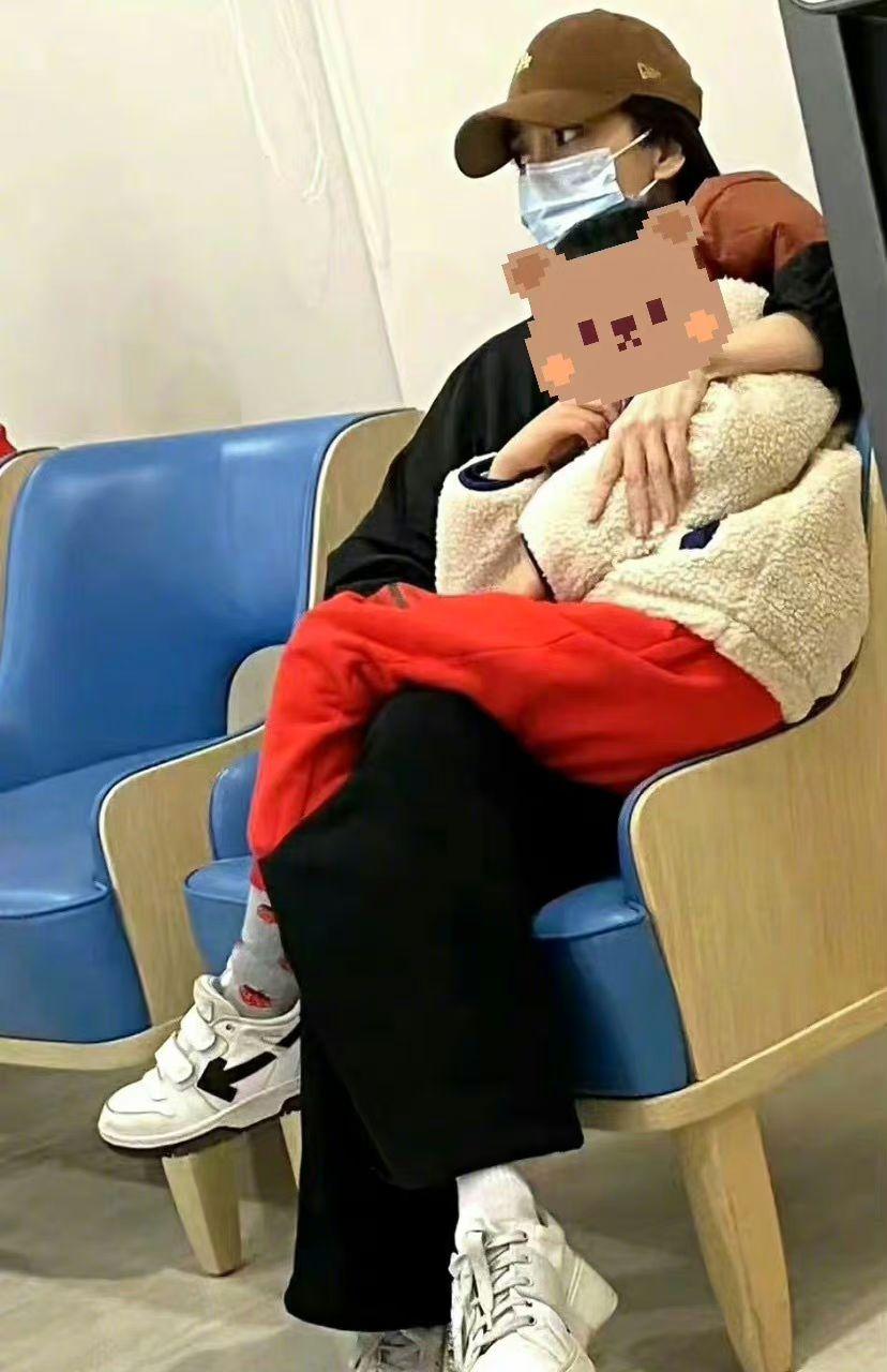 Angelababy近日被網民目擊帶兒子小海綿睇急症。