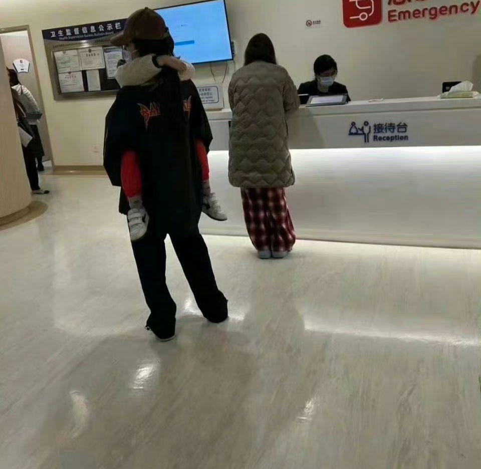 Angelababy近日被網民目擊帶兒子小海綿睇急症。