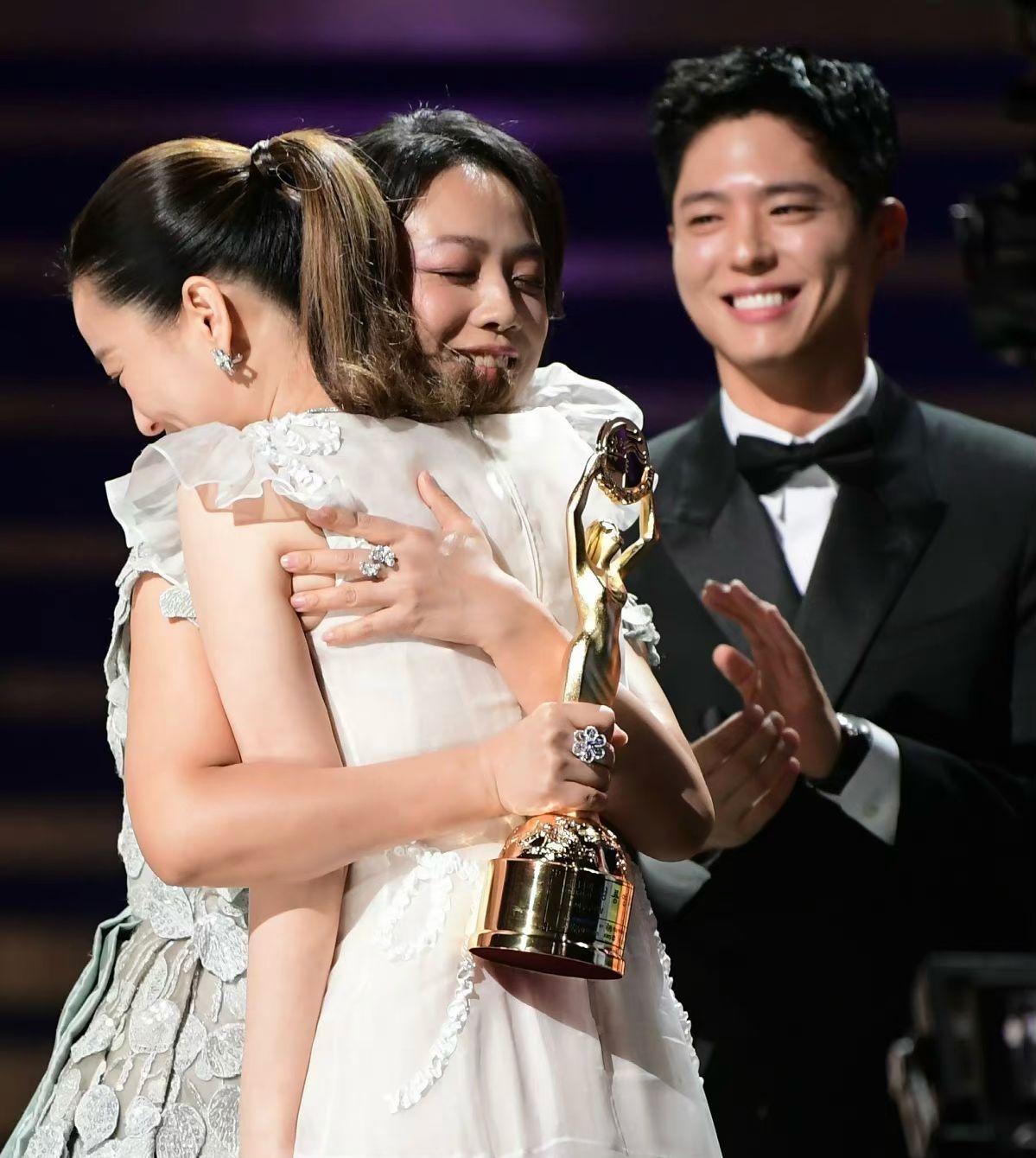 上屆影后湯唯向鄭有美頒獎。