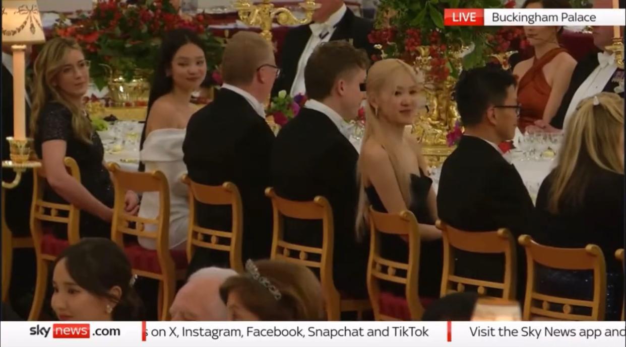 Rose與Jennie聽到自己名字即露出含羞笑容。