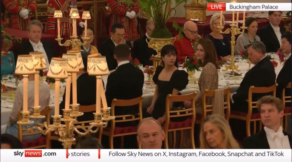 Jisoo身穿黑色方領泡泡袖連身裙。