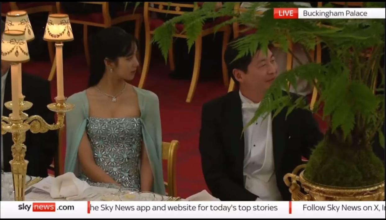 Lisa穿薄荷色禮服,高貴大方。