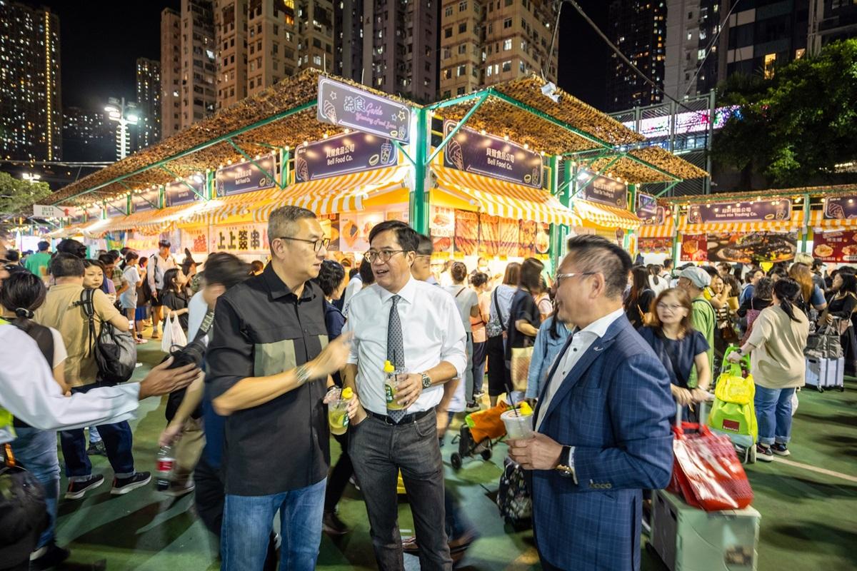 黃偉綸(中)早排同史立德(右)、施榮恒(左)一齊去美食嘉年華。(黃偉綸FB)