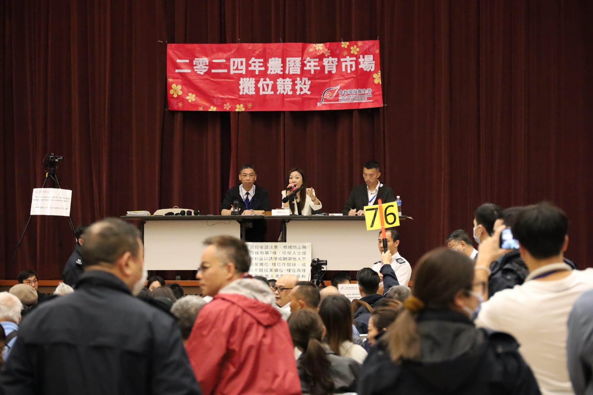 競投首日吸引近600市民到場。(鍾式明攝)