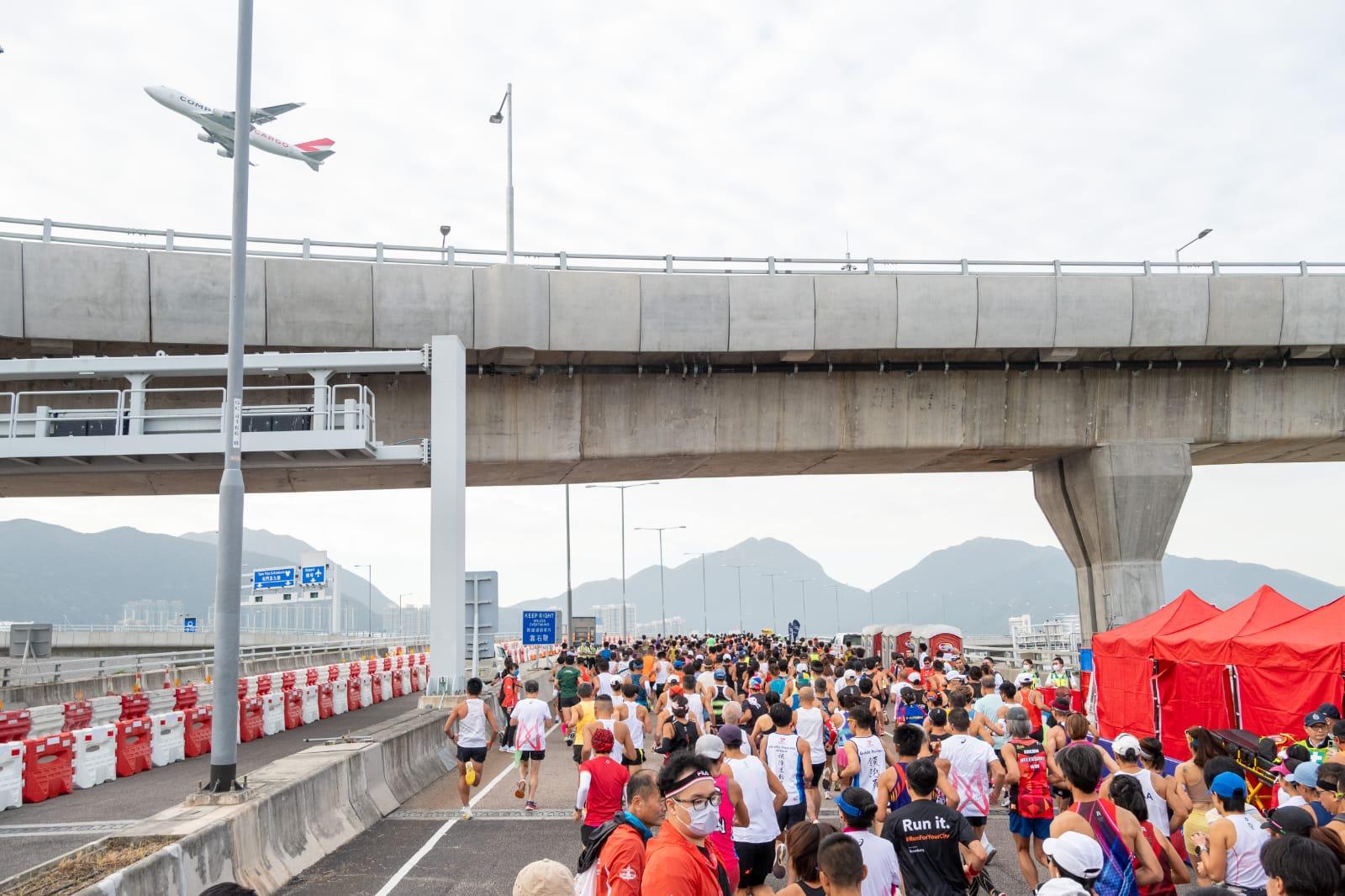 首屆港珠澳大橋香港段半馬拉松今早舉行。(陳奕釗攝)