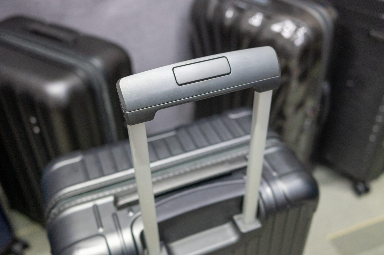 最貴的「Rimowa」樣本,在行走路程未及60公里時,拉桿手柄便斷裂。(陳奕釗攝)