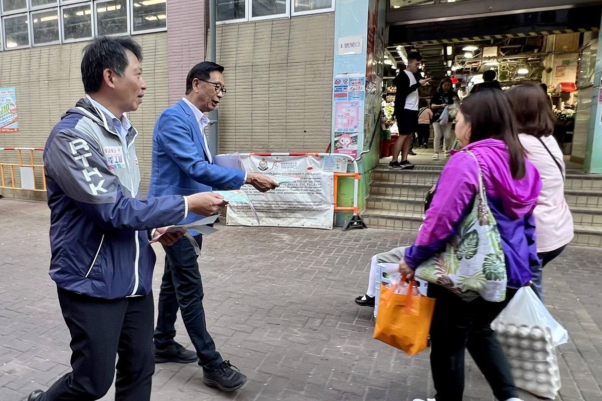 張國財(左一)和陳有海(左二)在屯門派發區議會選舉單張。(港台提供)