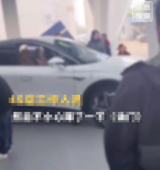 上海頑童陪父母逛車展 誤開動車輛直撞牆壁