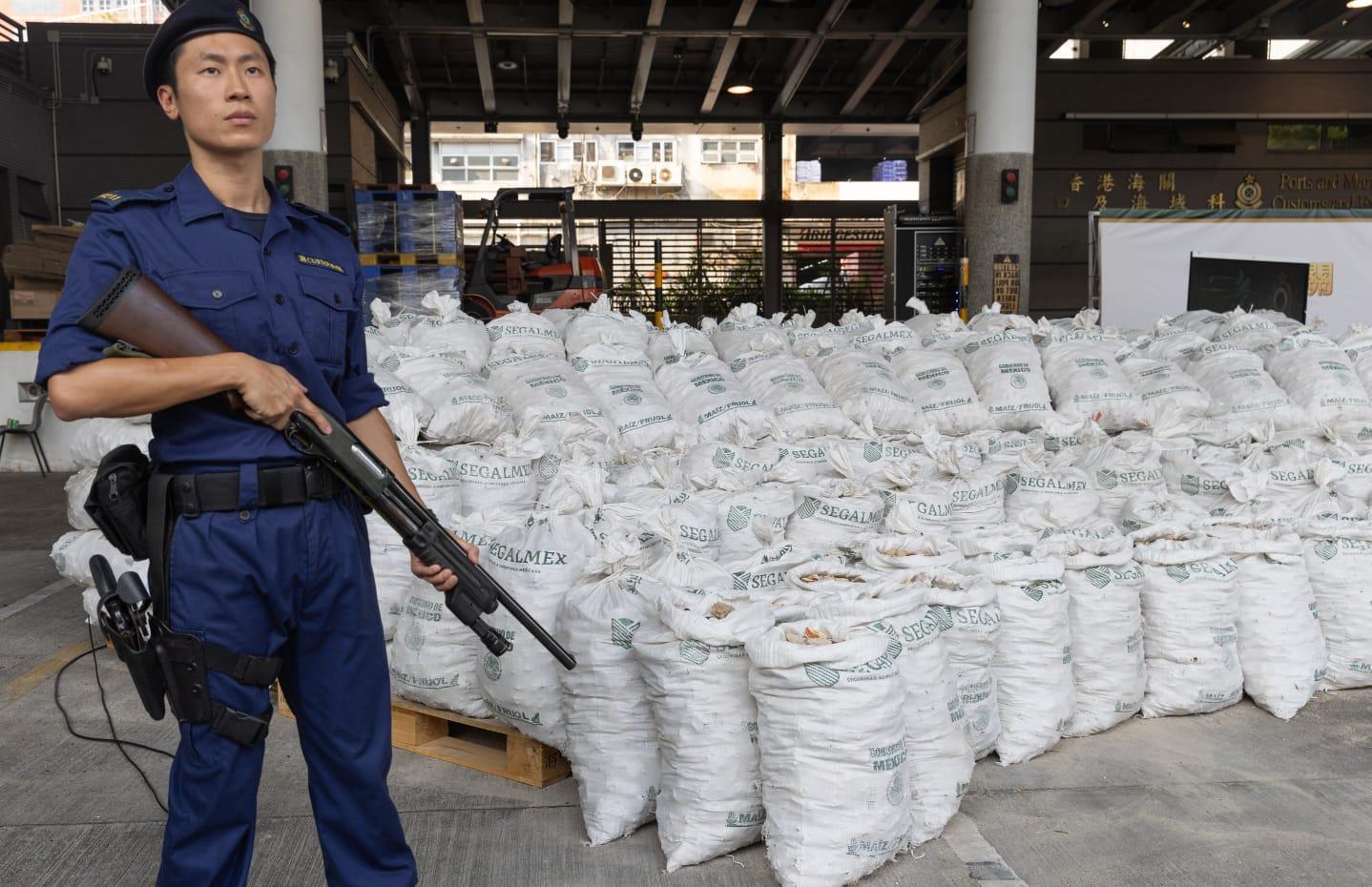 有海關人員持槍戒備。(蘇文傑攝)