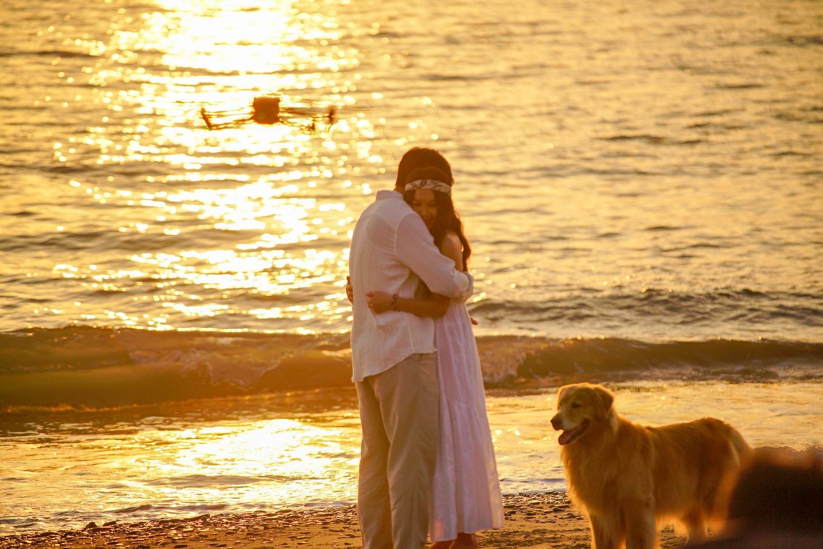 溫碧霞與禾浩辰在海邊睇日落,更上演抱抱浪漫場面。