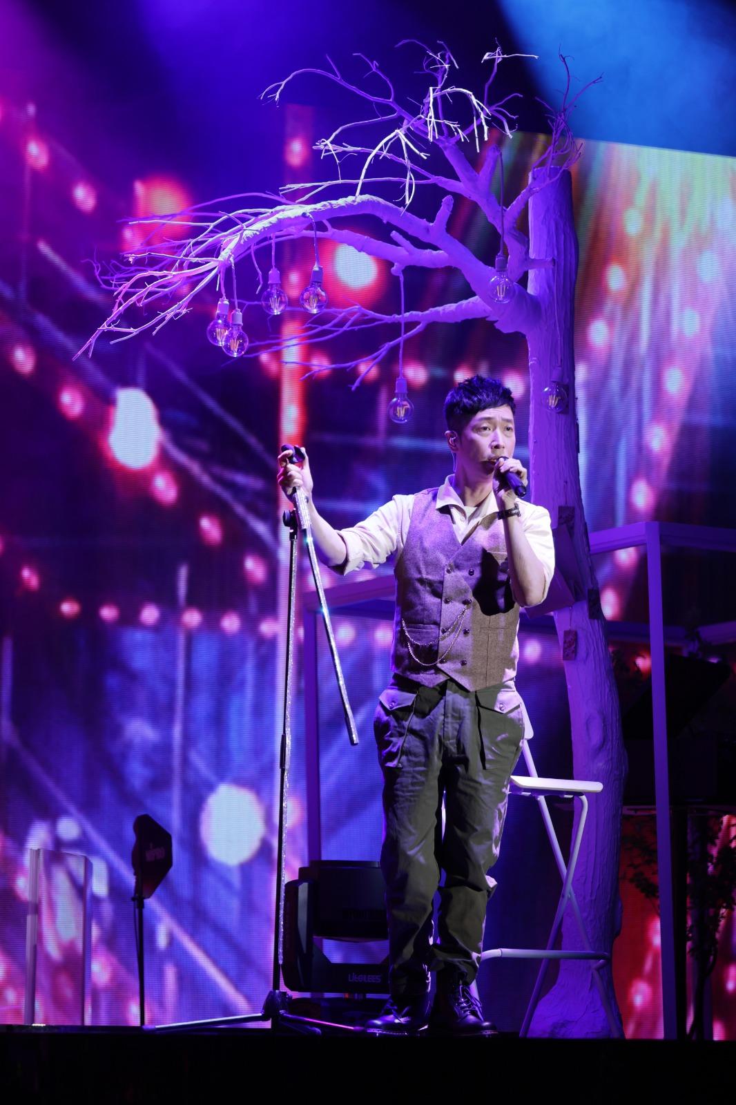 馬浚偉演出投入,扮聽不到觀眾掌聲。