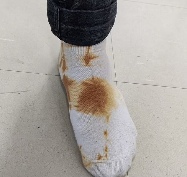 隻襪好似曾被人用來抹油污。(互聯網)