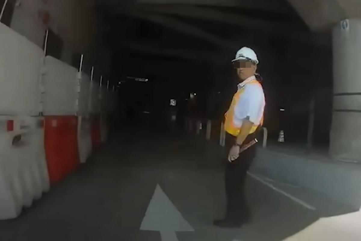 在車路步行的工人被「呠」後,隨即停步與涉事鐵騎士理論。(網上片段截圖)